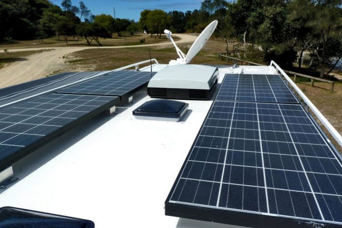 Disponer de un panel solar en nuestra autocaravana es un puro ejercicio de lógica. Para empezar, proporciona un plus de energía necesaria cuya obtención, además, resulta limpia y económica. Dos factores que parecen ligados al ocio camper casi desde su propia concepción. Convertir la luz del sol en electricidad es un método ecológico, barato y rápido de disponer de todo tipo de lujos y servicios en nuestro vehículo recreativo. Por ejemplo, con un panel solar de 180W y una batería de 90 o 100ah podemos pasar cómodamente un fin de semana utilizando la televisión, el agua de noche y el agua caliente junto a otros accesorios como el Wifi. Solo habría que cuidar la carga de la batería, disponer de unas condiciones climatológicas medianamente favorables y usar los electrodomésticos con cierta moderación. En definitiva, dar una patada a las compañías eléctricas… Todo parece lógico y fácil, no obstante, el uso de energía solar fotovoltaica en autocaravanas todavía es una gran desconocida en nuestro país. Los recursos más comunes en España son las placas solares monocristalinas o policristalinas de 12v y 24 V, que se diferencian en la mezcla de cristales que la componen (en el primer caso el rendimiento es superior debido al uso de un cristal homogénea). Lo más determinante a la hora de elegir entre uno u otro es el lugar geográfico donde se instalen: los monicristalinos son mejores en países fríos porque resisten menos el sobrecalentamiento. No obstante, el tamaño de la placa y el uso que vayamos a darle puede ser vital a la hora de disponer de u otra. A partir de aquí nosotros modulamos las prestaciones, la capacidad y la potencia de los aparatos montados en nuestro vehículo, así como el uso que vayamos a hacer de ellos. ¿Saldremos en otoño o en verano? ¿Qué autonomía necesitaremos? ¿Disponemos de un medio de transporte eléctrico adicional -como una bici o una moto- que vaya a necesitar carga de batería? Se trata de un plan de vida viable que puede ser diseñado con la ayuda y asesoramiento de un buen profesional. Lo mejor es dejarnos asesorar por un taller profesional. En este sector hay mucho listo. Ellos nos propondrán baterías de más o menos potencia, de litio en lugar de AGM, o quizá instalar un Booster o recurrir a un número superior de paneles si fuera necesario. En todo caso es recomendable, eso sí, disponer de un monitor que indique las horas de carga de la batería y el consumo que se está haciendo en ese momento, para así poder decidir qué es prioritario o no. Por supuesto hay consejos que sirven en toda circunstancia, como disponer de un plus de potencia y de carga por razones de seguridad, para disponer de algo de margen. Y tener en cuenta que aunque no consumamos nada, es bueno poner una placa solar para aliviar el trabajo de las baterías AGM y alargar la vida de las baterías. Existen reguladores MPPT de alto rendimiento que pueden obtener hasta un 20% más de potencia si nuestros consumos son altos. La energía es autonomía.